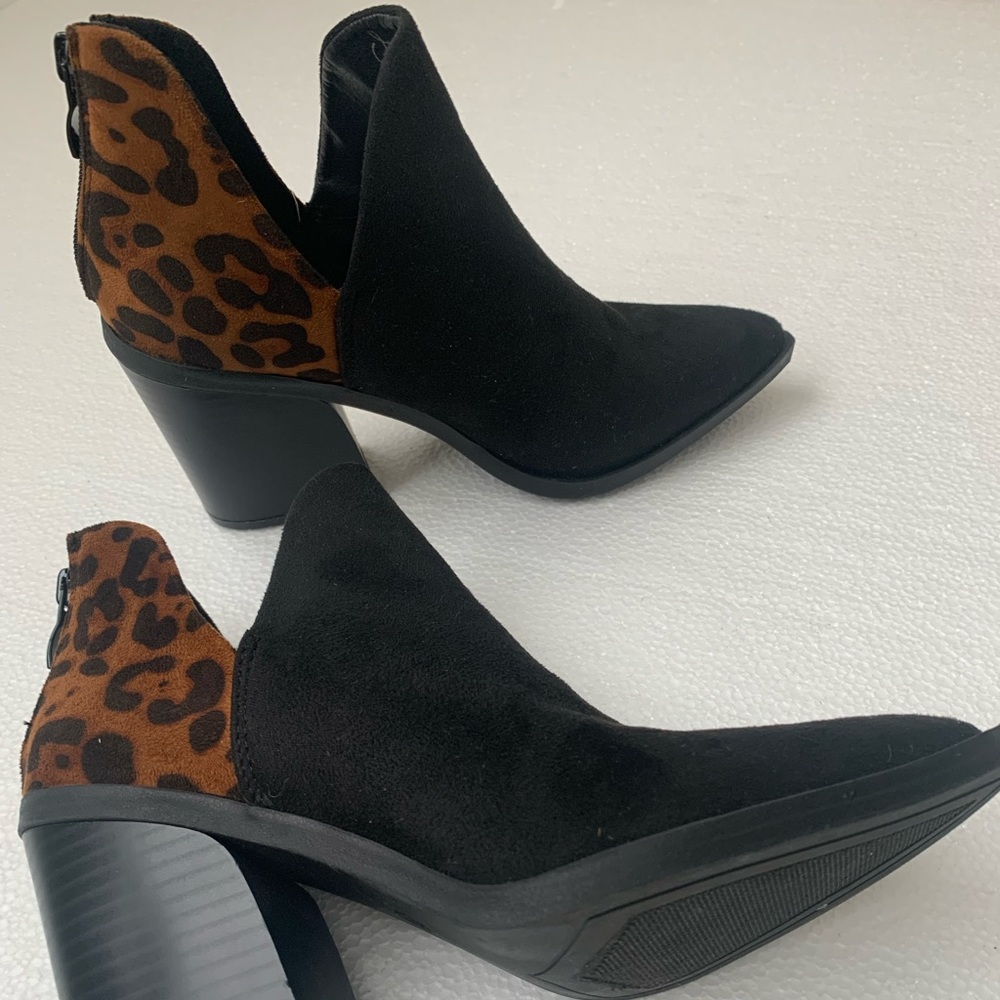 Jessica Carlyle size 6 bootie black suede with animal print and zippered back